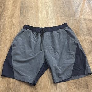 Mens XL lulu lined shorts
